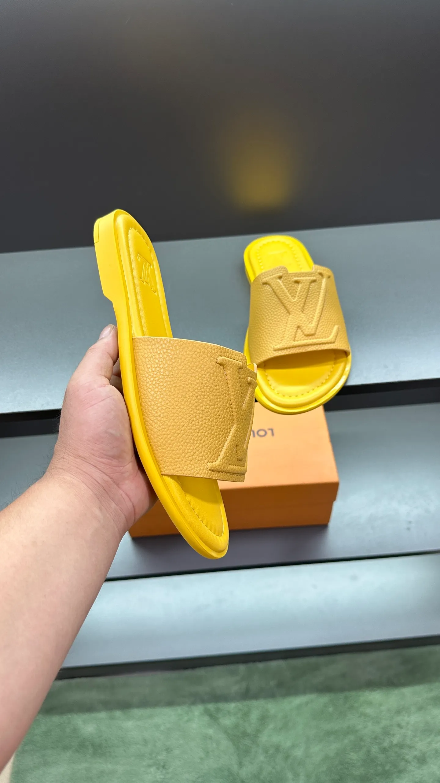 P280 🔍Top purchasing agent LV men's spring and summer slippers counter synchronized. The uppers are made of cowhide fabric imported from Italy, with logo graphics and high-quality craftsmanship. The soles are: original soles specially provided by the original factory. Exclusive molded soles are super comfortable. Original factory follow-up orders. 🔍🔍High quality. You can enter and exit the counter at will. Welcome to compare. Size 38-45